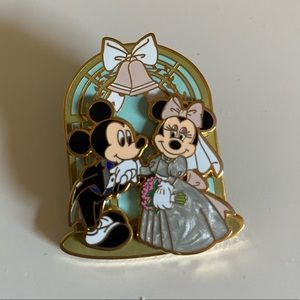 NWOT Disney Minnie and Mickey Wedding Pin